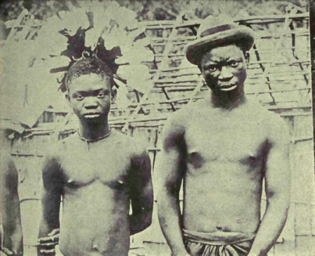 Рисунок 2. Африканские Пигмеи. Во время проверки у них было нормальное зрение, но выражения их лиц свидетельствуют о том, что их зрение могло быть не таким хорошим на тот момент, когда их фотографировали.